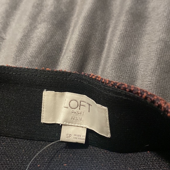 🦋NWT Adorable Loft red and black design skater skirt! - Picture 3 of 6